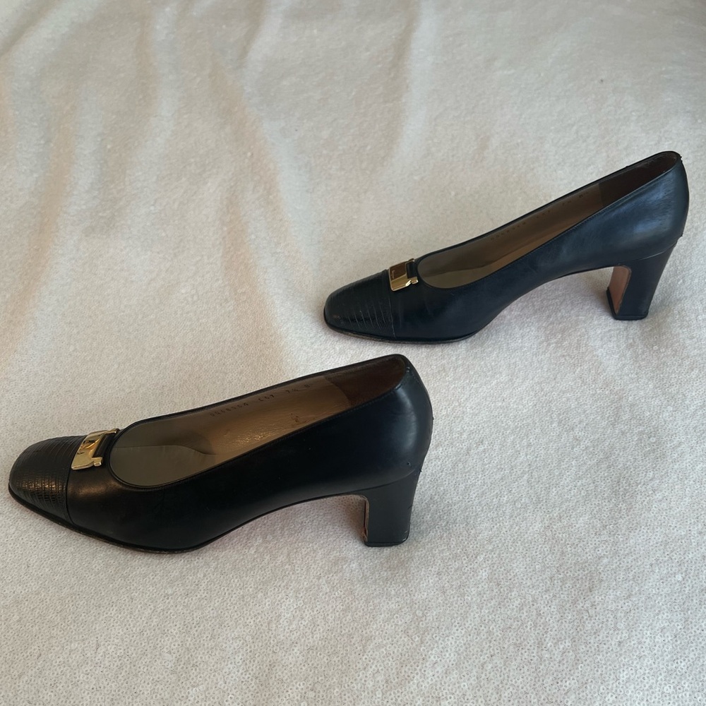 Vintage 1970s 1980s Salvatore Ferragamo Black Italian Leather Heels Gold Accent - Picture 7 of 17